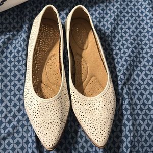 Maurice’s white flats